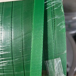 Mặt dây đai nhựa PET màu xanh lá dập vân nổi, cận cảnh khổ bản dây