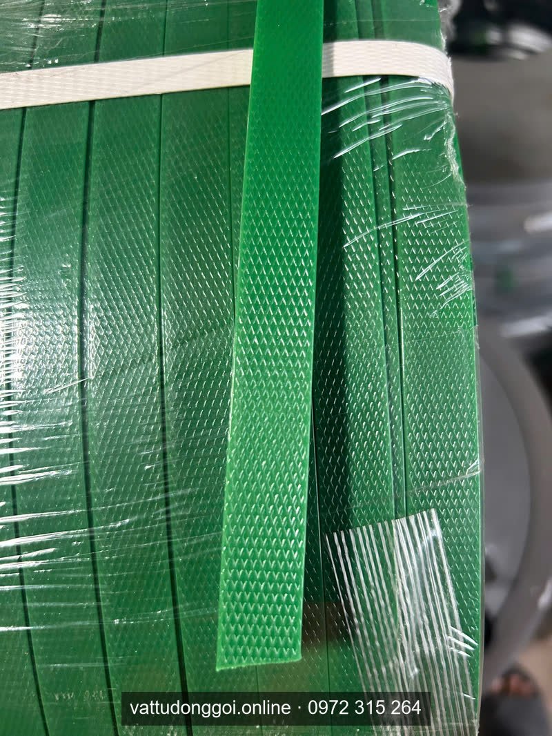 Mặt dây đai nhựa PET màu xanh lá dập vân nổi, cận cảnh khổ bản dây