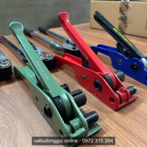 Bộ siết dây đai thùng gồm các dụng cụ tăng đai màu xanh lá, đỏ và xanh dương