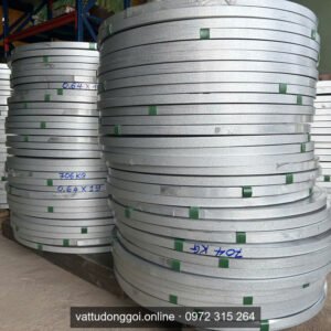 Cuộn đai thép mạ kẽm xếp chồng trên pallet trong kho có kệ sắt