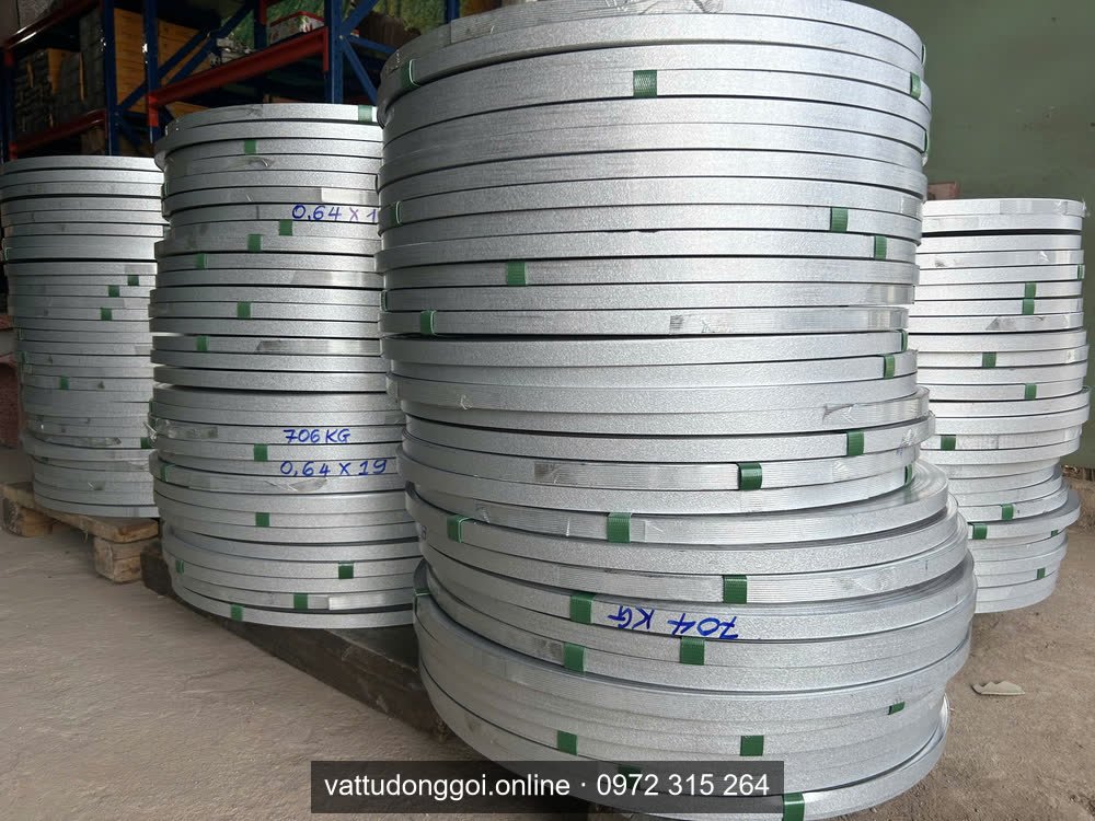 Cuộn đai thép mạ kẽm xếp chồng trên pallet trong kho có kệ sắt
