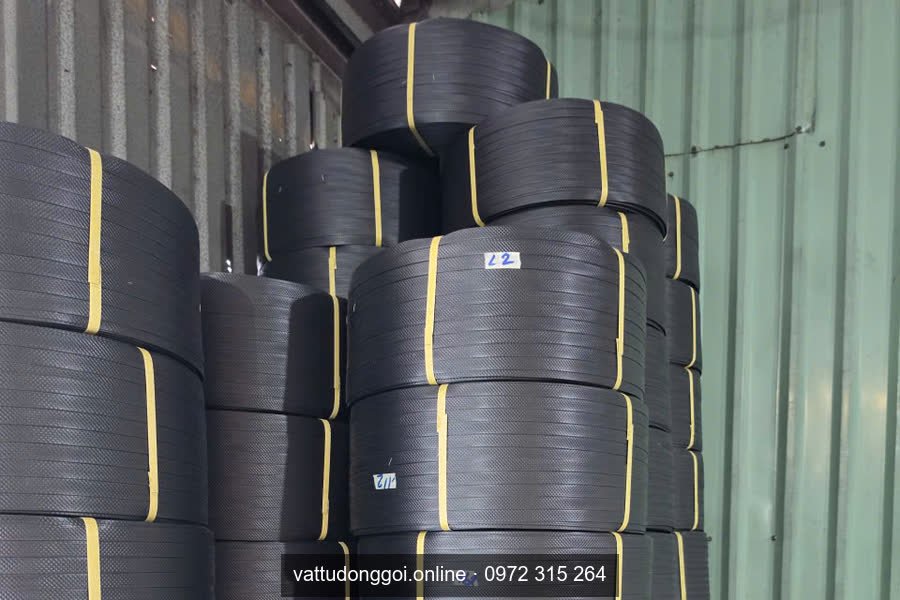 Phần trên chồng cuộn dây đai đen buộc dây vàng trong container