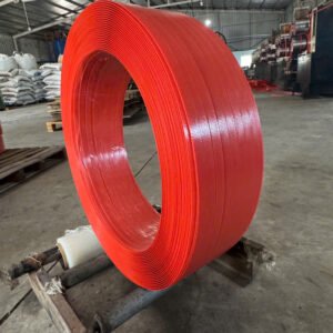 Cuộn dây đai màu đỏ trong nhà xưởng