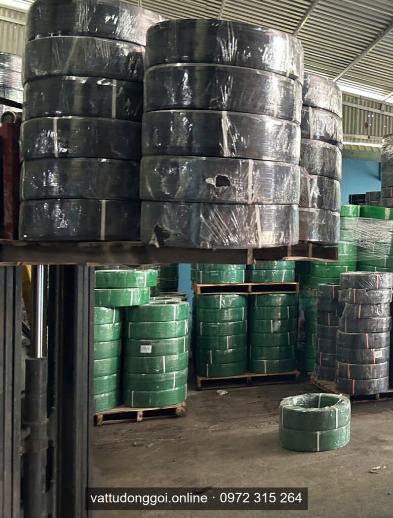 Cuộn dây đai PET đen xếp cao trong nhà kho, thuận tiện lập định mức vật tư