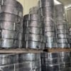 Cuộn dây đai nhựa PET màu đen xếp trên pallet trong kho
