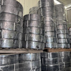Cuộn dây đai nhựa PET màu đen xếp trên pallet trong kho