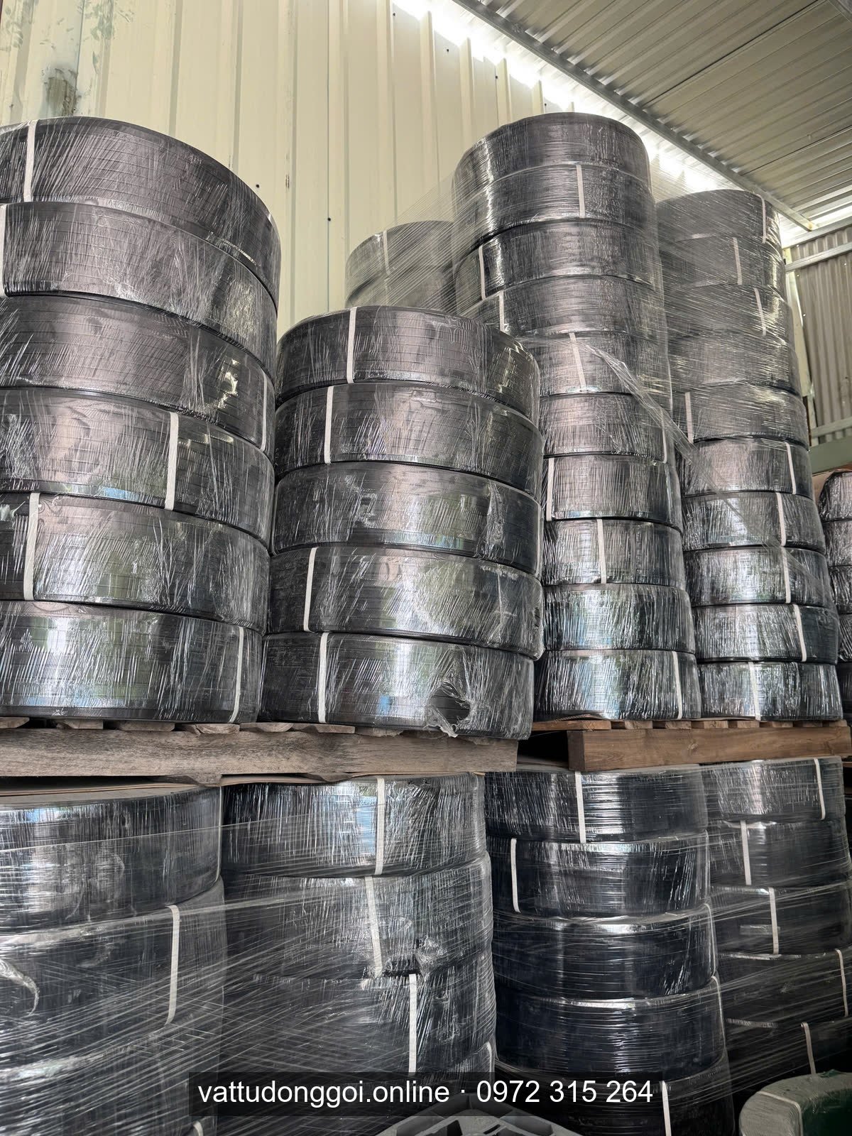 Cuộn dây đai nhựa PET màu đen xếp trên pallet trong kho