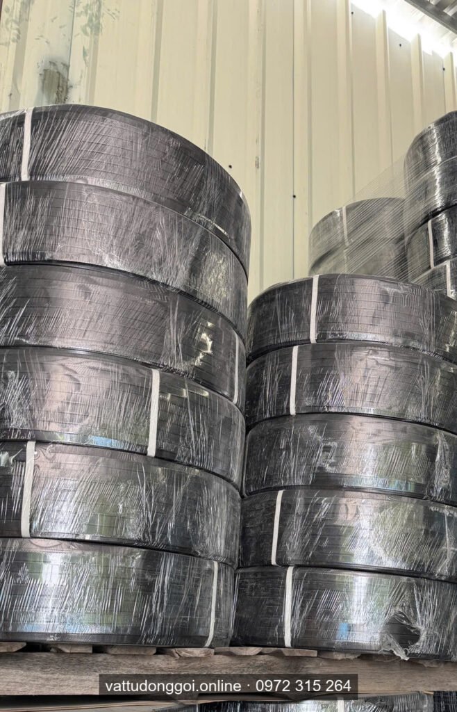 Cuộn dây đai PET đen xếp nhiều tầng trên pallet gỗ cho kiện hàng đi tỉnh