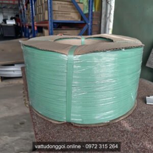 Cuộn dây đai nhựa PET màu xanh lá lõi giấy có đai buộc, đặt trên pallet