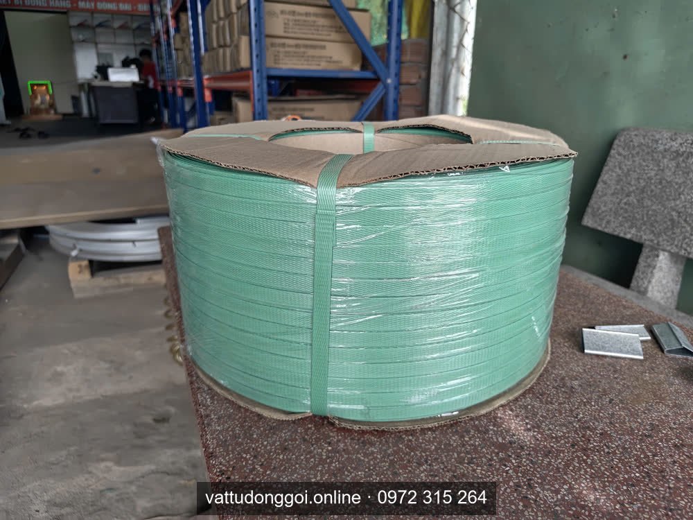 Cuộn dây đai nhựa PET màu xanh lá lõi giấy có đai buộc, đặt trên pallet