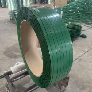 Cuộn dây đai PET xanh lõi giấy đặt trên giá quay