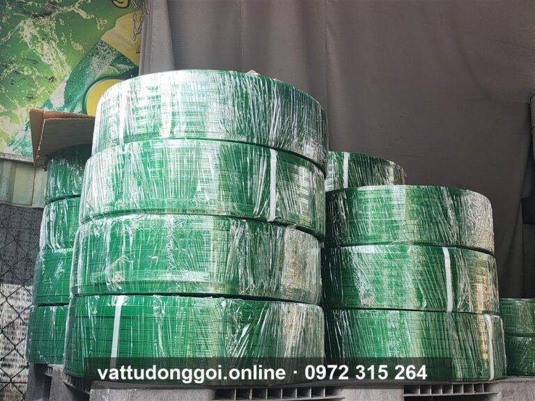 Cuộn dây đai PET xanh lá xếp chồng bốn lớp trên pallet nhựa tại kho Đỉnh Phong 68