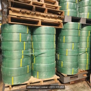 Cuộn dây đai PET 16mm màu xanh xếp trên pallet gỗ trong kho