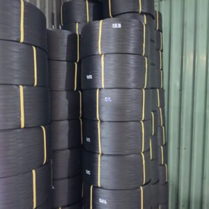 Cuộn dây đai nhựa PP màu đen buộc dây vàng xếp cao trong container