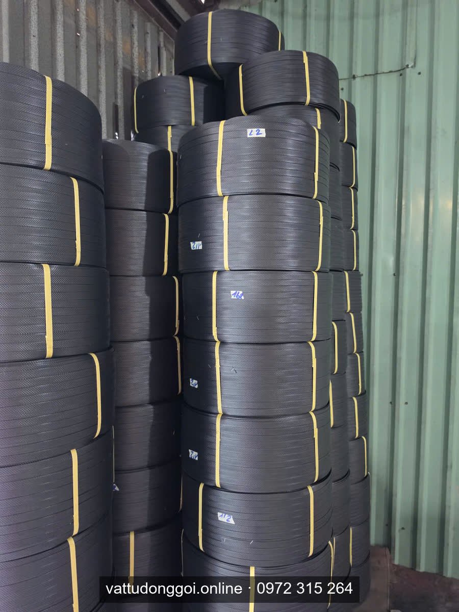 Cuộn dây đai nhựa PP màu đen buộc dây vàng xếp cao trong container