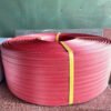 Cuộn dây đai nhựa PP màu đỏ đặt trên bệ, buộc dây vàng