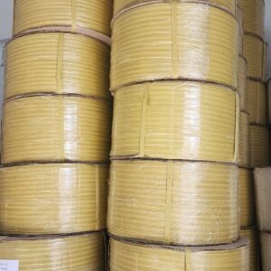 Cuộn dây đai PP màu vàng xếp thành cột trong kho