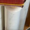 Cuộn màng PE trắng xếp cạnh nhau trên kệ, nhìn từ phía phải, dùng bọc lót công nghiệp