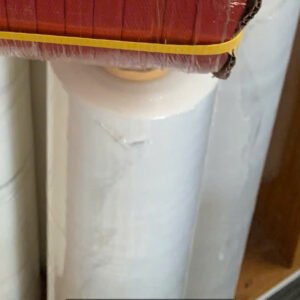 Cuộn màng PE trắng xếp cạnh nhau trên kệ, nhìn từ phía phải, dùng bọc lót công nghiệp