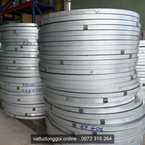 Đai thép 19mm xếp chồng trong kho, quy cách và khối lượng ghi tay trên cuộn