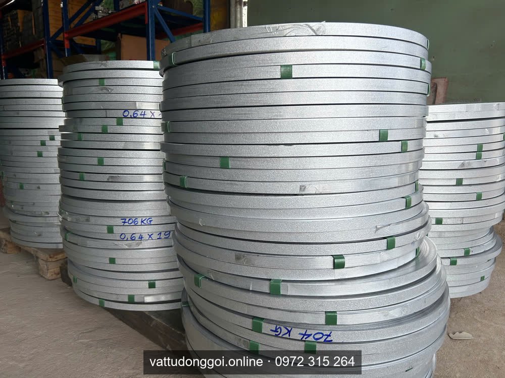 Đai thép 19mm xếp chồng trong kho, quy cách và khối lượng ghi tay trên cuộn