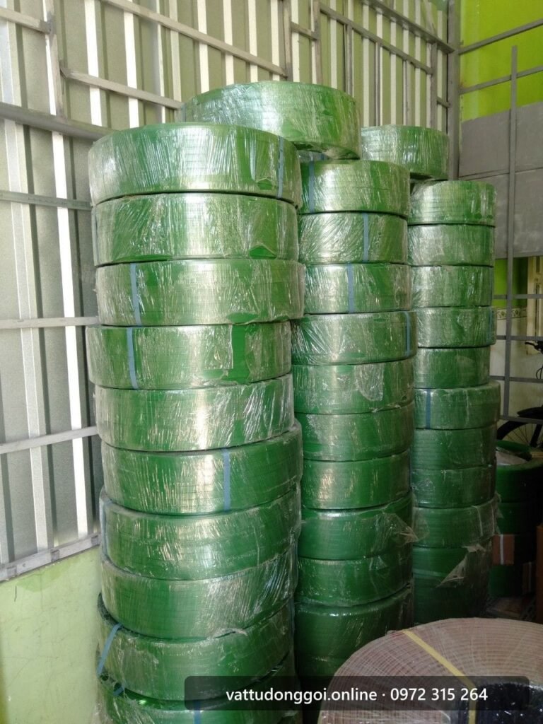 Dây đai Chơn Thành: dây đai PET xanh xếp kho chờ giao KCN - Đỉnh Phong 68