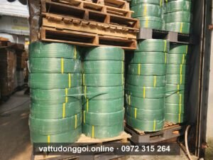 Dây đai PET xanh lá xếp hai dãy cạnh pallet gỗ sẵn sàng vận chuyển tại kho Đỉnh Phong 68