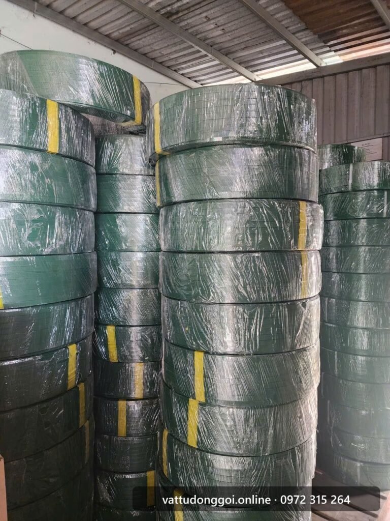 Dây đai nhựa PET xanh lá xếp cột trong kho - Đỉnh Phong 68