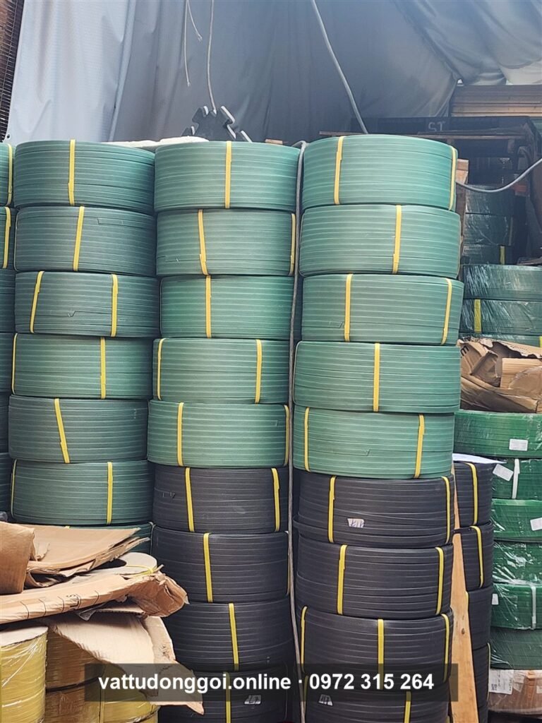 Dây đai PET xanh lá và đen xếp cột trên pallet tại kho vật tư đóng gói Đỉnh Phong 68