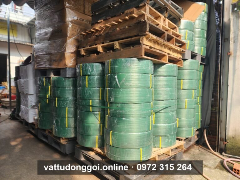 Dây đai PET xanh lá xếp cột trên pallet gỗ trong kho Đỉnh Phong 68