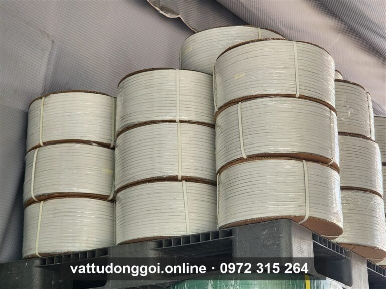 Cuộn dây đai nhựa PP màu trắng cuộn lớn xếp trên pallet nhựa tại kho Đỉnh Phong 68