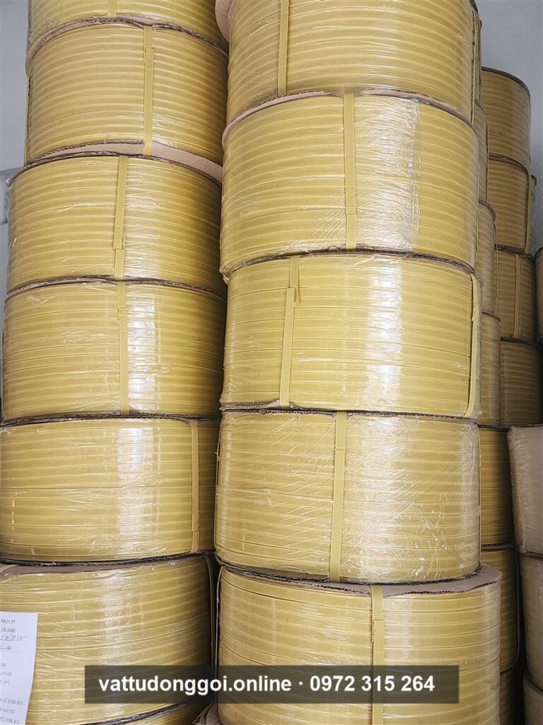 Dây đai nhựa PP màu vàng cuộn lớn xếp cột trong kho vật tư đóng gói Đỉnh Phong 68