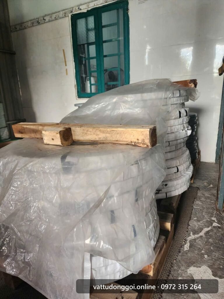 Dây đai thép bọc nilon chống ẩm trên pallet gỗ tại kho Đỉnh Phong 68