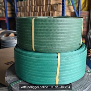 Hai cuộn dây đai nhựa PET màu xanh lá xếp chồng, có băng keo vàng giữ cuộn