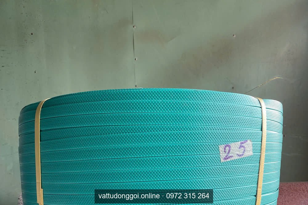 Hai cuộn dây đai nhựa PP màu xanh ngọc và đỏ xếp chồng nhau