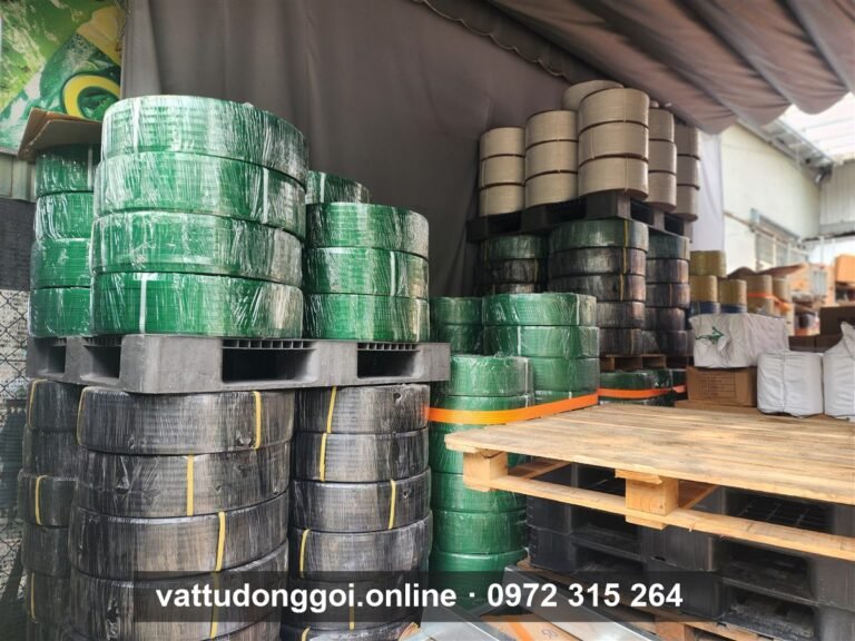 Kho dây đai PET và PP nhiều màu xếp trên pallet tại Đỉnh Phong 68, xã Phước Thành