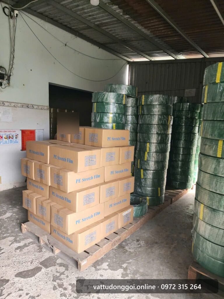 Kho vật tư đóng gói Phước Thành: dây đai PET xanh lá và thùng màng PE Đỉnh Phong 68