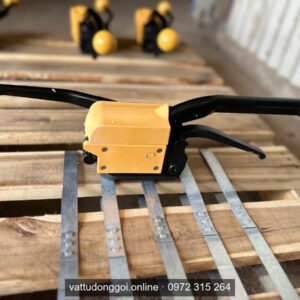 Máy đóng đai thép A333 thao tác tay, khóa mối đai không cần bọ sắt, đặt trên pallet gỗ