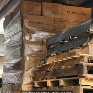 Thùng màng PE Stretch Film xếp chồng trên pallet và được quấn màng co cố định