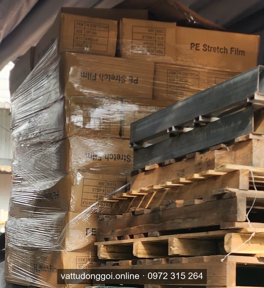Thùng màng PE Stretch Film xếp chồng trên pallet và được quấn màng co cố định